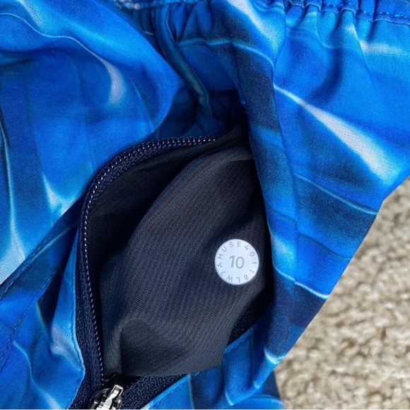Lululemon Track Short V 4’ Tidal Multi Size 10 - Picture 5 of 5